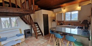 Una televisión, una chimenea