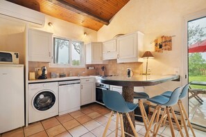 Fridge, microwave, oven, stovetop - Cottage 'Les Lys' with Mountain View, Wi-Fi and Air Conditioning (Berre les Alpes)