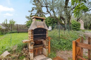 Property grounds - Cottage 'Les Lys' with Mountain View, Wi-Fi and Air Conditioning (Berre les Alpes)