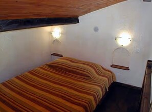 1 dormitorio, tabla de planchar con plancha, wifi y ropa de cama