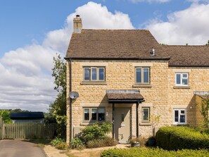 Exterior - Delightful home | Sunroom | Garden | Parking | Pass the Keys (Moreton-in-Marsh)