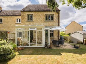 Outdoor dining - Delightful home | Sunroom | Garden | Parking | Pass the Keys (Moreton-in-Marsh)