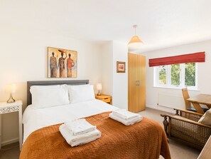 2 bedrooms, iron/ironing board, free WiFi, bed sheets - Delightful home | Sunroom | Garden | Parking | Pass the Keys (Moreton-in-Marsh)