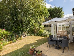 Outdoor dining - Delightful home | Sunroom | Garden | Parking | Pass the Keys (Moreton-in-Marsh)