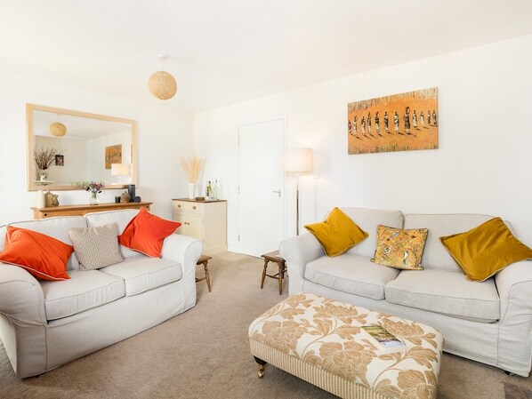 TV, fireplace - Delightful home | Sunroom | Garden | Parking | Pass the Keys (Moreton-in-Marsh)