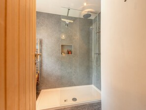 Shower, towels - Silverdale Secret Gem with Private Garden | Pass the Keys (Newcastle-under-Lyme)