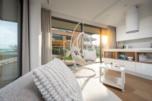 Een strijkplank/strijkijzer, wifi, beddengoed