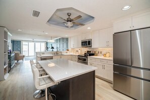 Geladeira, micro-ondas, fogão, cooktop