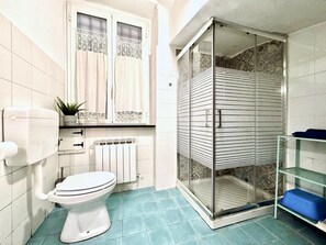 Dusche, Haartrockner, Bidet, Handtücher