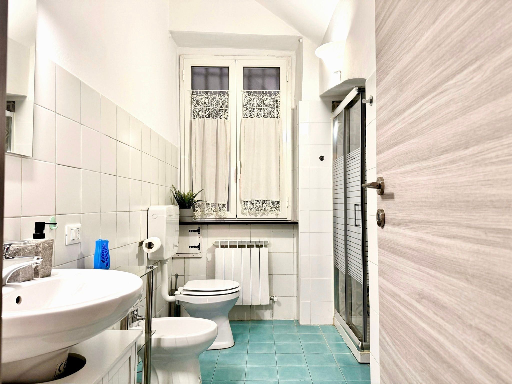 Suihku, hiustenkuivaaja, bidee, pyyhkeet