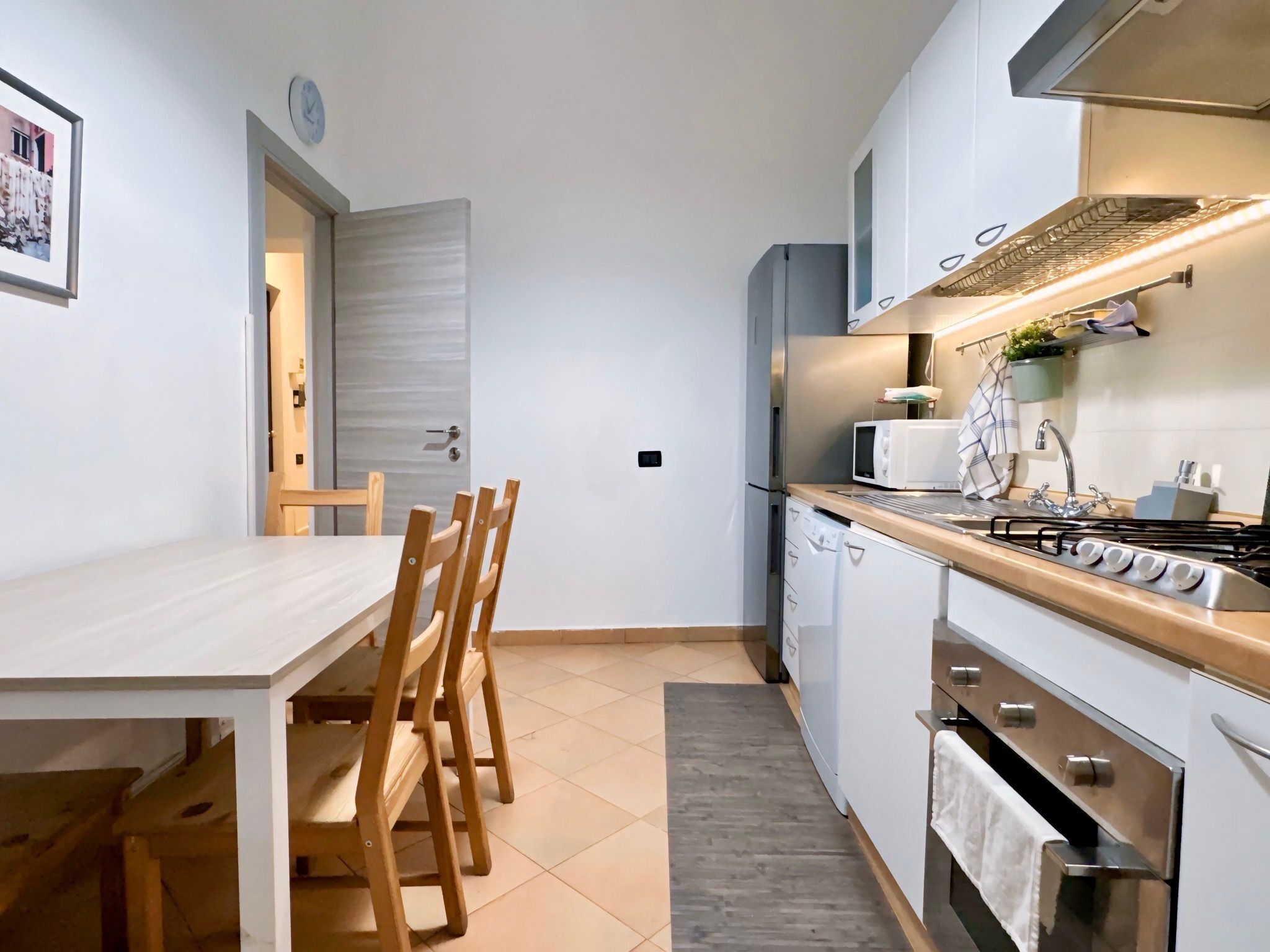 Mikrobølgeovn, ovn, kokeplater og oppvaskmaskin