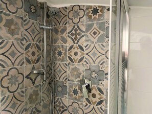 Dusche, Haartrockner, Bidet, Handtücher