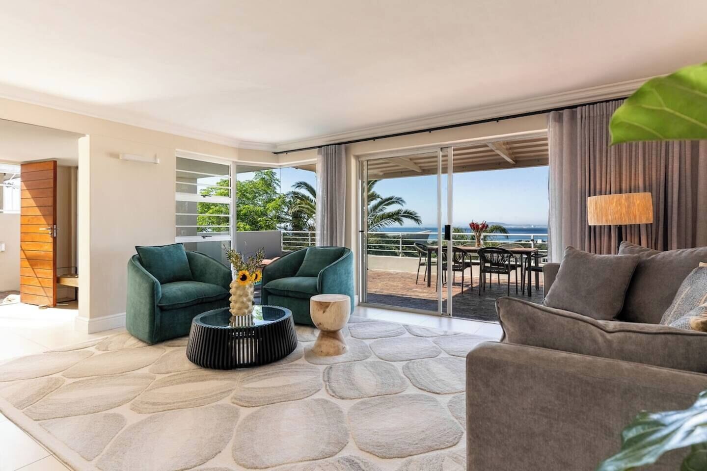 Una sala moderna con un sofá, una mesa de centro y vistas al exterior.