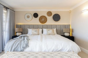 Tabla de planchar con plancha, wifi y ropa de cama