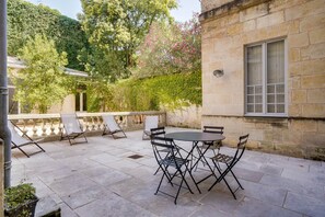Outdoor dining - Beautiful flat with terrace and private parking (Bordeaux)