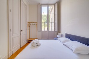 2 bedrooms, desk, WiFi, bed sheets - Beautiful flat with terrace and private parking (Bordeaux)