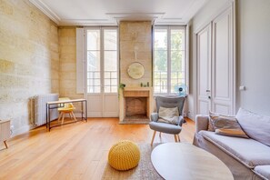 TV - Beautiful flat with terrace and private parking (Bordeaux)