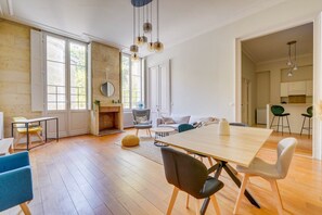 TV - Beautiful flat with terrace and private parking (Bordeaux)