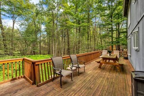 Outdoor dining - Poconos Lake House: Fire Pit, Kayaks, Pool and Lake Access! (Big Bass Lake)
