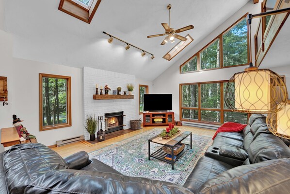 Smart TV, fireplace, ping pong - Poconos Lake House: Fire Pit, Kayaks, Pool and Lake Access! (Big Bass Lake)