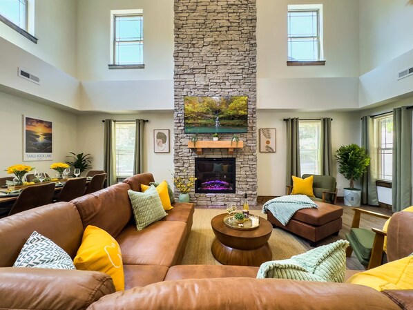 TV, fireplace, table football - Close to Thunder Ridge, Luxury Cabin, Pools (Hollister)