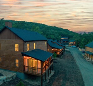 Exterior - Close to Thunder Ridge, Luxury Cabin, Pools (Hollister)