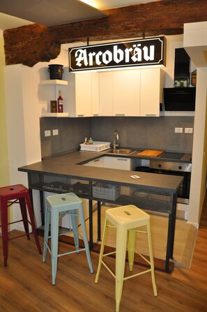 Fridge, oven, stovetop, coffee/tea maker