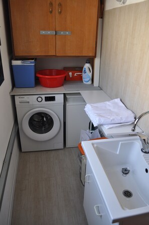 Fridge, oven, stovetop, coffee/tea maker