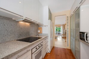 ثلاجة، ميكروويف، فرن، موقد طهي مسطح