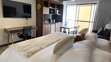 Caja de seguridad en la habitación y tabla de planchar con plancha