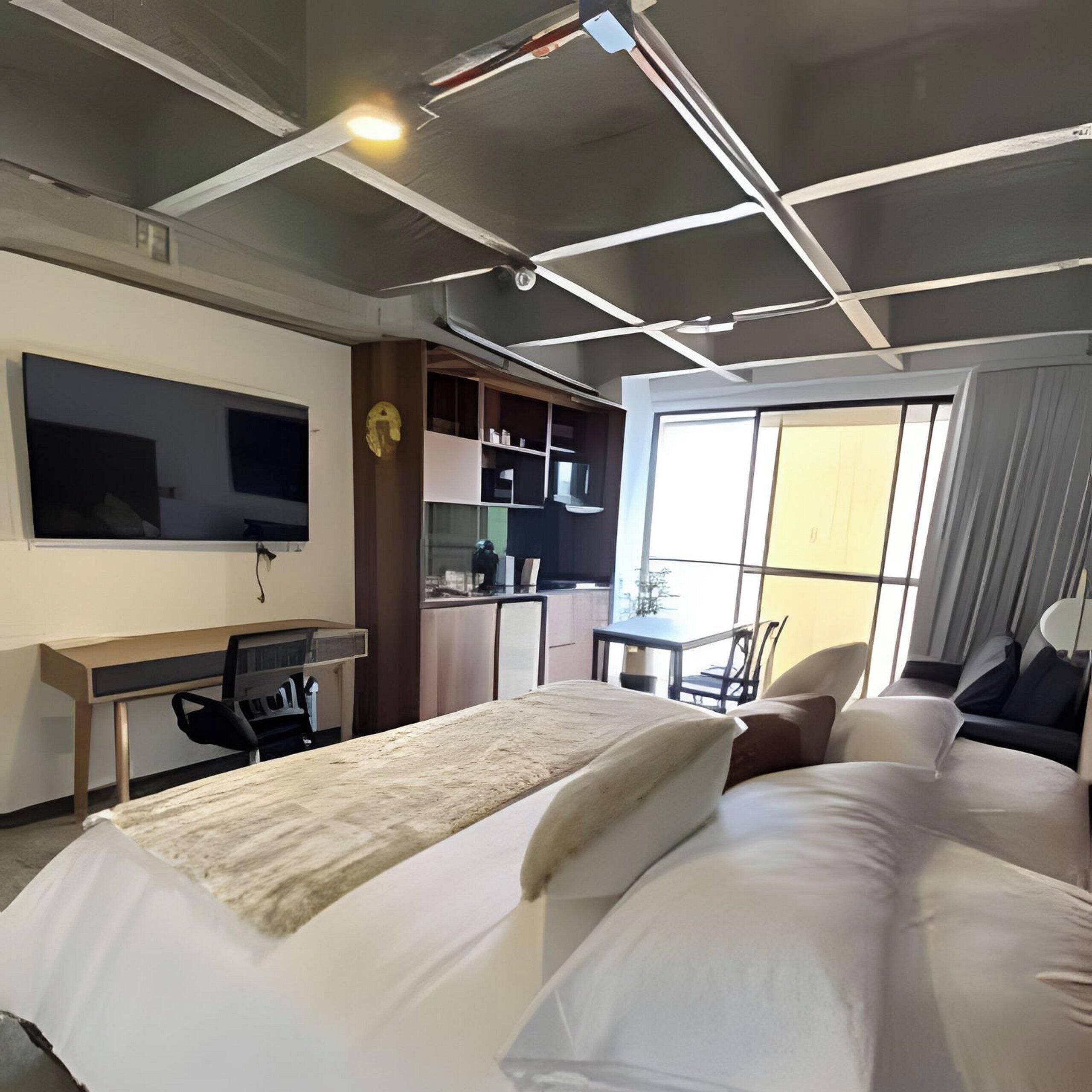 Suite | In-room safe, iron/ironing board, free WiFi