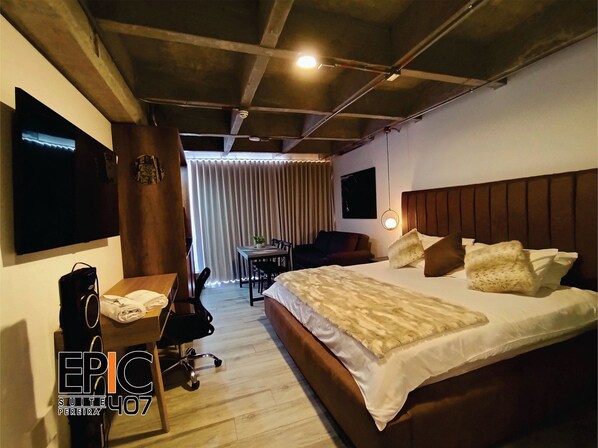 Suite | In-room safe, iron/ironing board, free WiFi