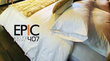 Caja de seguridad en la habitación y tabla de planchar con plancha