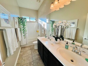 Hair dryer, towels, soap, shampoo - Sunny Surprise Retreat for
Relaxing and Recharging. (Surprise)