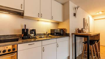 Studio, Mountain View | Private kitchen | Fridge, microwave, oven, stovetop