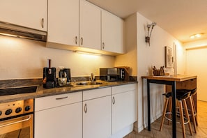 Refrigerador, microondas, horno, placa de cocina