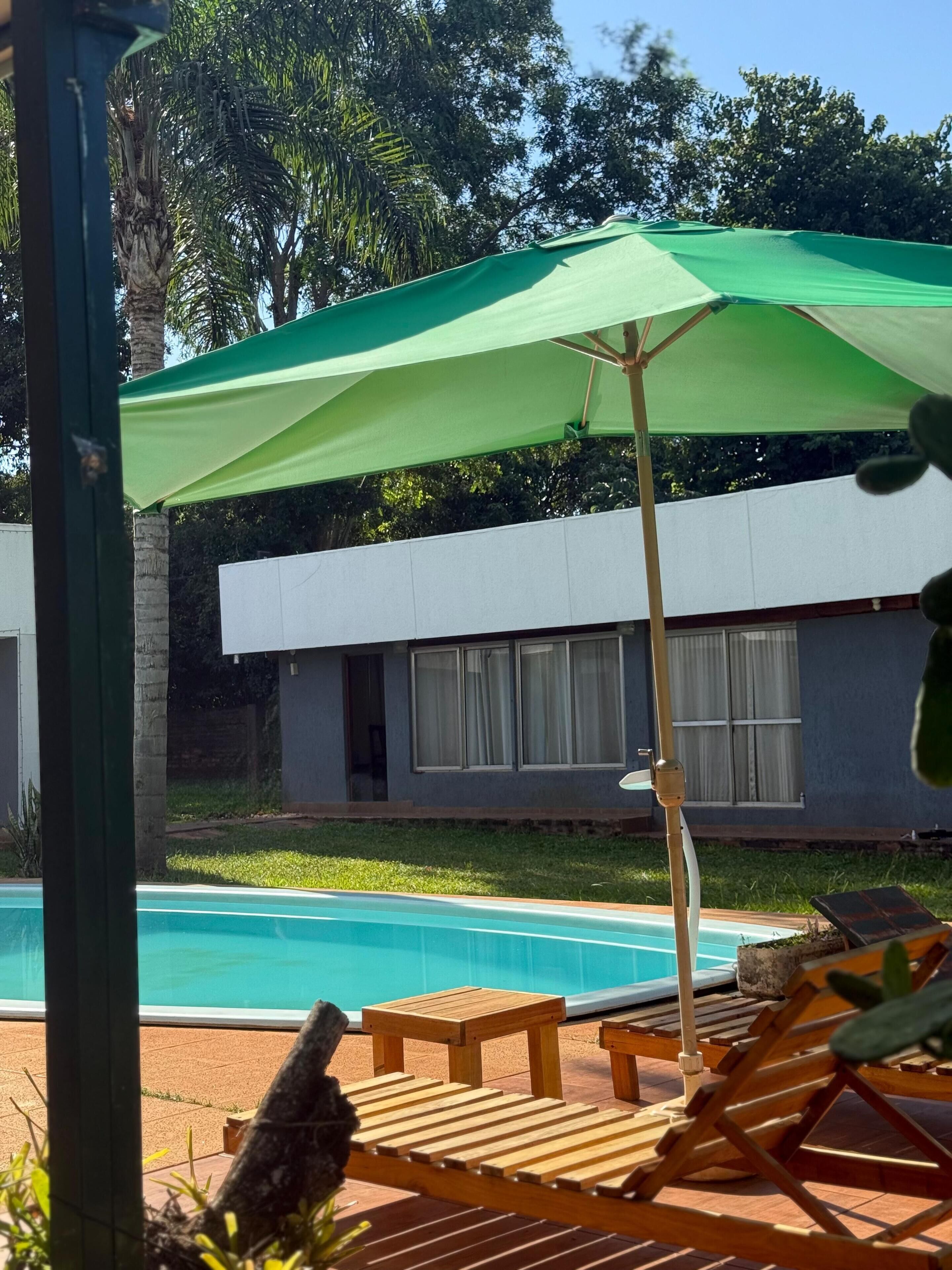 حمّام سباحة خارجي، مظلات على حمّام السباحة