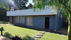 Un bâtiment moderne à deux étages, doté d’un toit plat, de grandes fenêtres et d’un petit porche à l’avant.