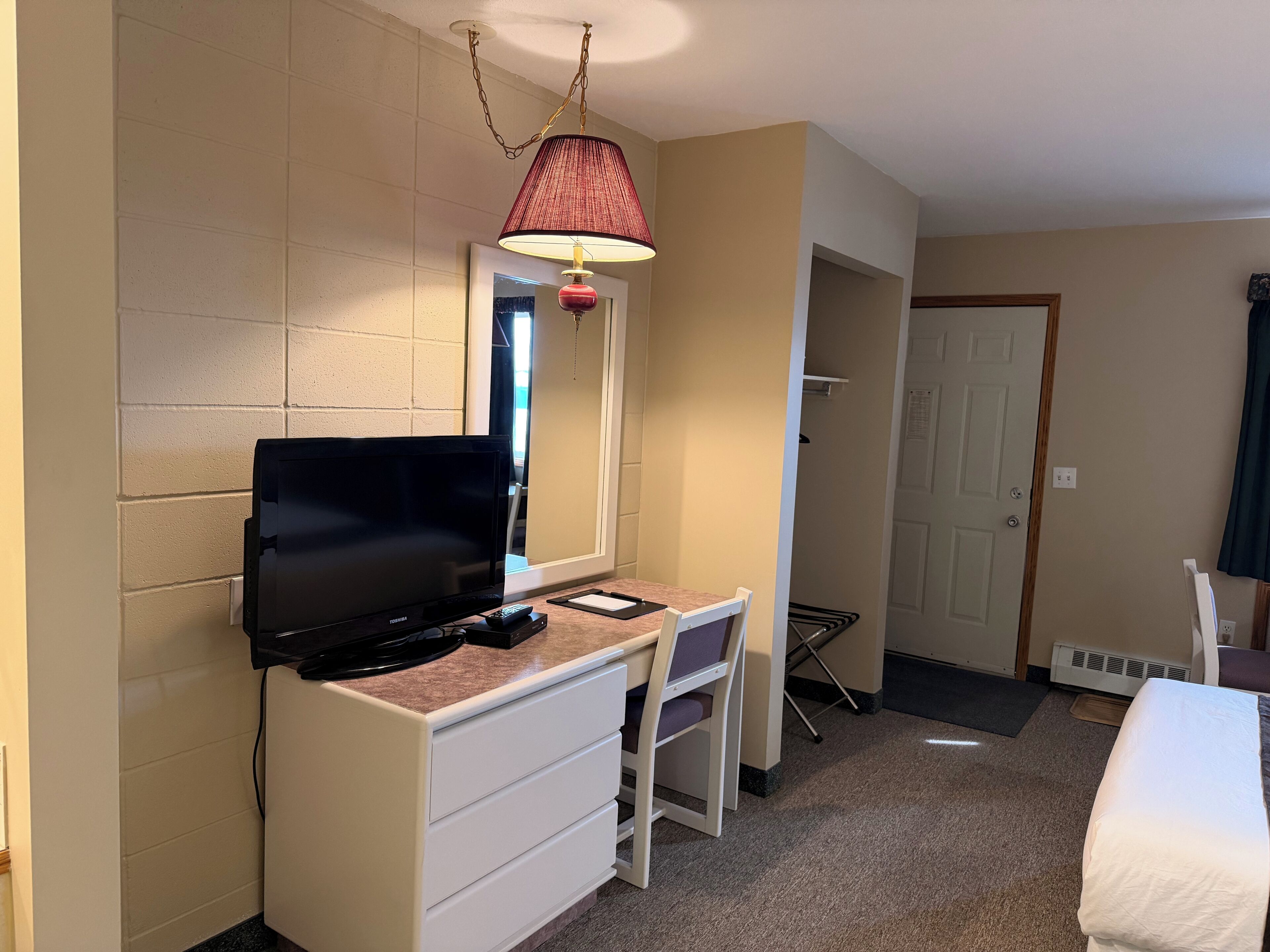 Classic Single Room, 1 Queen Bed, Non Smoking | Desk, laptop workspace, free WiFi