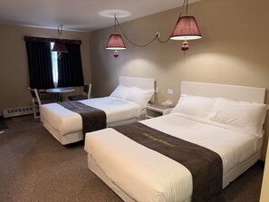Desk, laptop workspace, free WiFi - The King's Motel (Sundre)