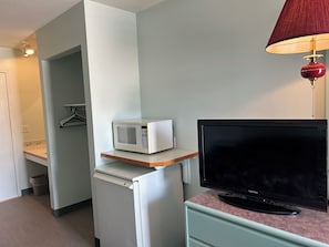 Quarto solteiro clássico, 1 cama Queen, para não fumantes | Escrivaninha, espaço de trabalho para notebook, Wi-Fi de cortesia
