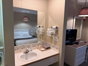 Desk, laptop workspace, free WiFi - The King's Motel (Sundre)