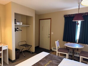 Desk, laptop workspace, free WiFi - The King's Motel (Sundre)