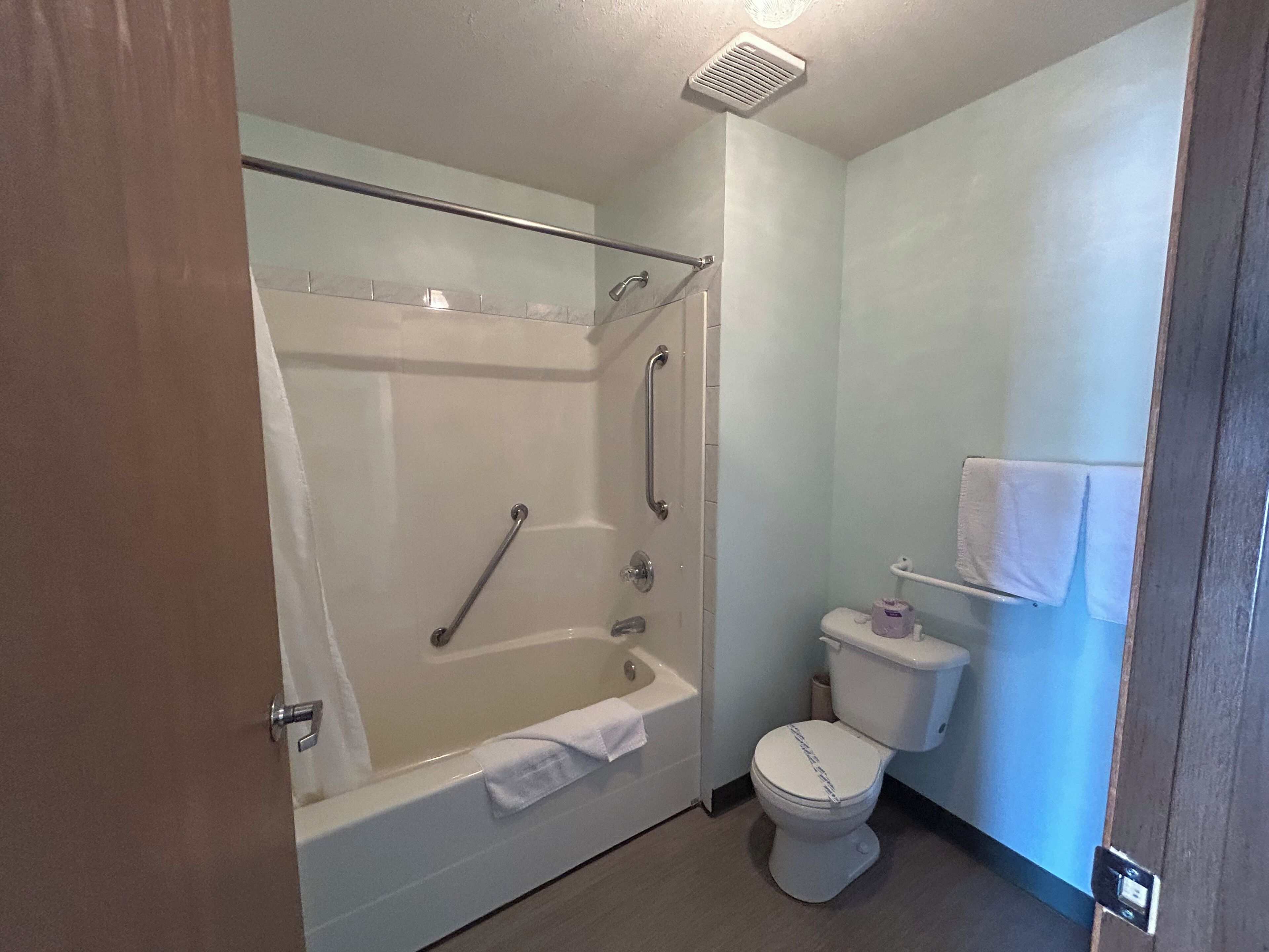 Classic Single Room, 1 Queen Bed, Non Smoking | Bathroom | Combined shower/tub, towels, soap, shampoo