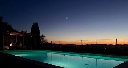 Charming farmhouse with private pool and panoramic view of Siena
