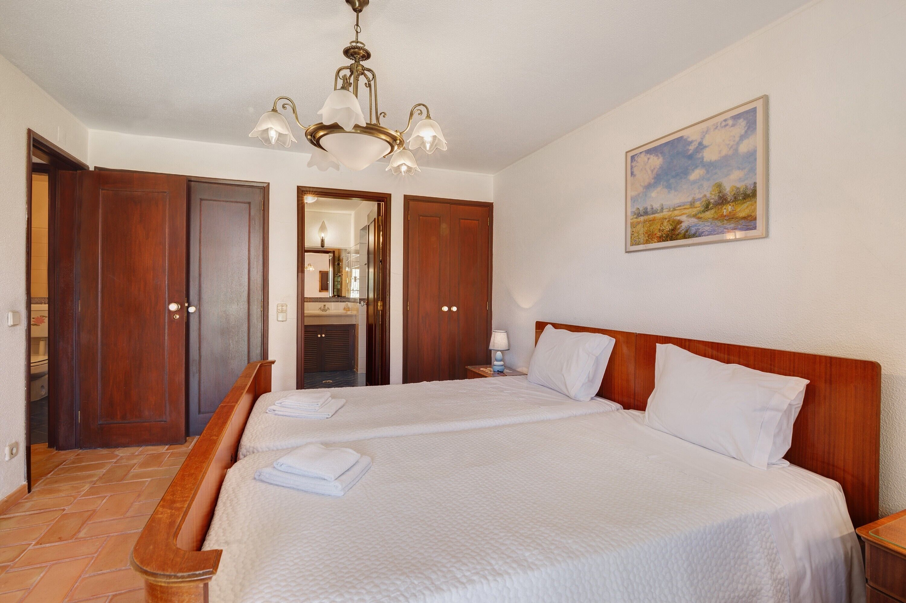 2 bedrooms, iron/ironing board, WiFi