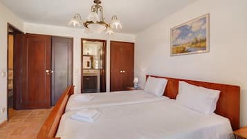 2 bedrooms, iron/ironing board, WiFi