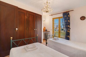 2 bedrooms, iron/ironing board, WiFi