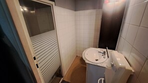 SĂšche-cheveux, serviettes fournies, savon, papier toilette