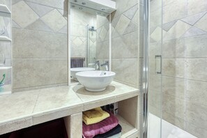 Towels, soap, toilet paper - Villa with pool and sea view - on Gigaro - in the heart of a green area (La Croix-Valmer)